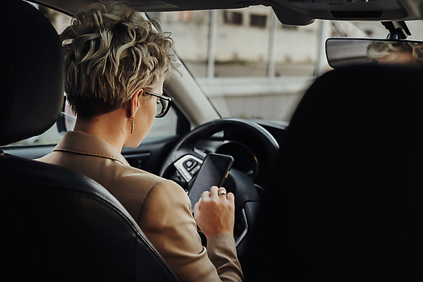 포토 JPG 해외이미지 백인 직업 여자 유럽 안경 인터넷 비즈니스 사업가 통신 자동차 성공 한명 성인 스마트폰 핸드폰 금발 갈색 재킷 업무 비즈니스우먼 운전사 우아함 연결 경영자 리더 와이파이 온라인 독립 프리랜서 해외포토 서양인 1 헤어스타일 잡화 나라 육상교통 컬러 컨셉 사람 전자제품 스마트기기 외투 작업 직장인 무선인터넷 파일형식 이미지허브