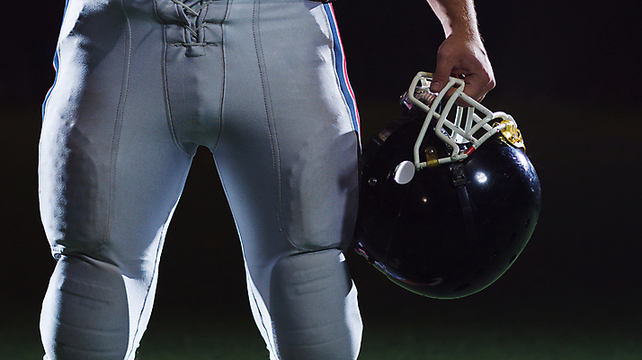 포토 JPG 해외이미지 남자 검은배경 실내 한명 들기 성인 앞모습 미식축구 하반신 헬멧 풋볼선수 성인남자한명만 해외포토 1 뷰포인트 백그라운드 모션 운동선수 사람 내부 구기 검은색 보호장비 남자한명만 성인남자만 파일형식 이미지허브