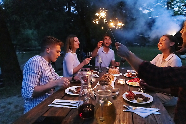 포토 JPG 해외이미지 접시 여자 남자 음식 포크 와인잔 폭죽 들기 여러명 상반신 성인 야외 파티 저녁식사 나이프 연기 저녁 즐거움 나무책상 성인만 해외포토 식기 감정 다수 술잔 모션 사람 이벤트 목재 식사 칼 야간 책상 파일형식 이미지허브