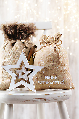 포토 JPG 해외이미지 별 크리스마스 의자 크리스마스용품 실내 사람없음 아웃포커스 주머니 오브젝트 별모형 해외포토 자연요소 기념일 가구 촬영기법 내부 모형 용품 파일형식 이미지허브