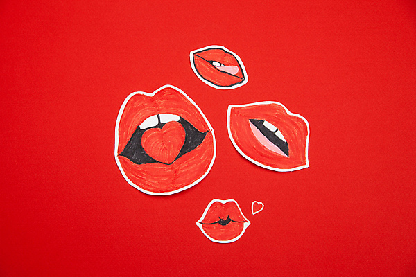 포토 JPG 해외이미지 스튜디오촬영 모양 종이 얼굴 컨셉 스티커 키스 기념 발렌타인데이 선물 사랑 미술 사람없음 장식 빨간색 세로 유행 페인트 화장품 활발 콘서트 립스틱 하트 입 화려 그리기 심볼 입술 열정 2월 핸드메이드 스타일 미니멀 해외포토 감정 컬러 모션 데이이벤트 문화예술 실내 신체부위 뷰티 공연 날짜 애정표현 파일형식 이미지허브