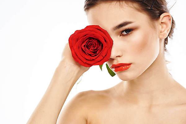 포토 JPG 해외이미지 백인 여자 포즈 한명 들기 상반신 성인 앞모습 화장 뷰티 장미 성인여자한명만 해외포토 서양인 1 꽃 뷰포인트 모션 사람 여자한명만 성인여자만 파일형식 이미지허브