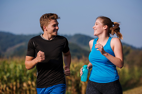포토 JPG 해외이미지 서양인 라이프스타일 커플 응시 여자 남자 아침 들기 상반신 성인 야외 두명 운동복 달리기 조깅 활발 물병 마라톤 달리기선수 성인만 해외포토 주간 외국인 시선 옷 컨셉 관계 모션 사람 경기 생활 운동 물통 육상스포츠 육상선수 파일형식 이미지허브