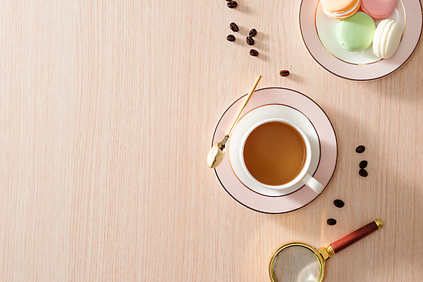 포토 JPG 해외이미지 접시 돋보기 디저트 실내 사람없음 하이앵글 원두 달콤 찻잔 티스푼 마카롱 카피스페이스 나무배경 해외포토 식기 커피 음식 뷰포인트 백그라운드 잔 내부 숟가락 공백 맛 파일형식 이미지허브