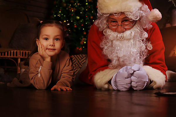 포토 JPG 해외이미지 응시 여자 노년 남자 어린이 엎드리기 크리스마스 실내 상반신 두명 앞모습 산타클로스 턱괴기 해외포토 시선 기념일 뷰포인트 모션 사람 성인 내부 파일형식 이미지허브