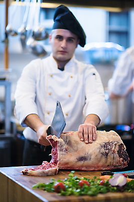 포토 JPG 해외이미지 남자 실내 생고기 한명 들기 상반신 성인 앞모습 아웃포커스 주방 소고기 자르기 재료손질 성인남자한명만 해외포토 1 뷰포인트 모션 촬영기법 육류 사람 내부 손질 남자한명만 성인남자만 파일형식 이미지허브