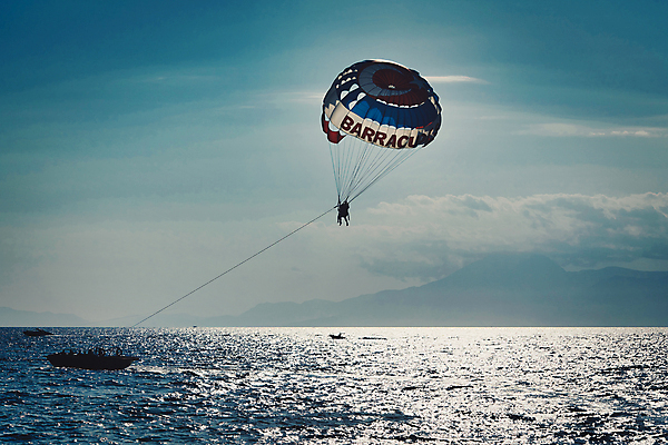 포토 JPG 해외이미지 라이프스타일 스포츠 바다 여행 포즈 자연 하늘 바람 휴가 사람 풍경 사람없음 야외 물 여름 파란색 컬러풀 태양 여행객 자유 위험 휴양지 낙하산 해외포토 자연요소 계절 컬러 컨셉 날씨 생활 장소 생태계 파일형식 이미지허브