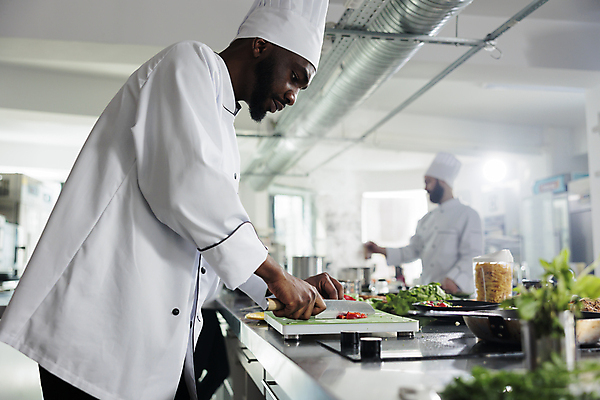 포토 JPG 해외이미지 남자 흑인 실내 들기 상반신 성인 옆모습 주방 주방장 요리사 소프트포커스 자르기 요리중 성인남자만 해외포토 서양인 직업 뷰포인트 모션 촬영기법 사람 내부 남자만 성인만 파일형식 이미지허브