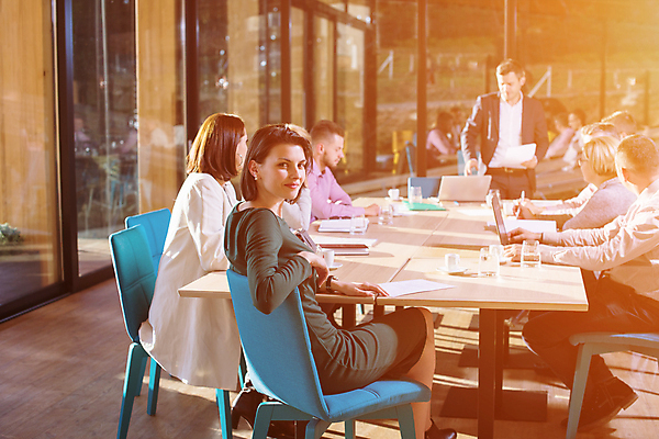 포토 JPG 해외이미지 전신 여자 남자 비즈니스 회의 직장 실내 앉기 여러명 상반신 성인 앞모습 옆모습 비즈니스맨 비즈니스우먼 뒤돌아보기 회의실 필터 성인만 해외포토 뷰포인트 다수 회사 모션 사람 내부 직장인 파일형식 이미지허브