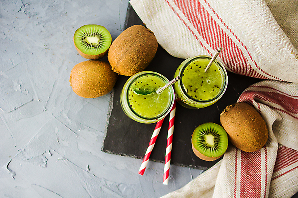 포토 JPG 해외이미지 회색배경 단면 실내 키위 빨대 사람없음 하이앵글 신선 달콤 키위주스 돌접시 해외포토 접시 뷰포인트 백그라운드 과일 내부 회색 맛 과일주스 파일형식 이미지허브