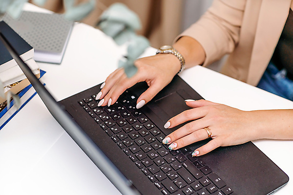 포토 JPG 해외이미지 손 여자 실내 한명 상반신 성인 앞모습 아웃포커스 노트북 타이핑 업무 비즈니스우먼 소프트포커스 성인여자한명만 해외포토 1 뷰포인트 비즈니스 촬영기법 사람 내부 신체부위 전자제품 작업 직장인 여자한명만 성인여자만 파일형식 이미지허브