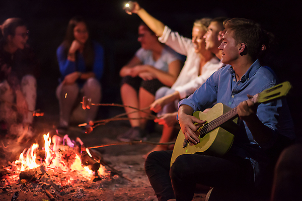 포토 JPG 해외이미지 전신 여자 남자 연주 함께함 들기 여러명 상반신 성인 해변 야외 앞모습 옆모습 아웃포커스 친구 캠핑 나뭇가지 기타 야간 모닥불 즐거움 성인만 해외포토 자연요소 나무 감정 음악 바다 뷰포인트 다수 컨셉 관계 모션 불 현악기 레저 촬영기법 사람 파일형식 이미지허브