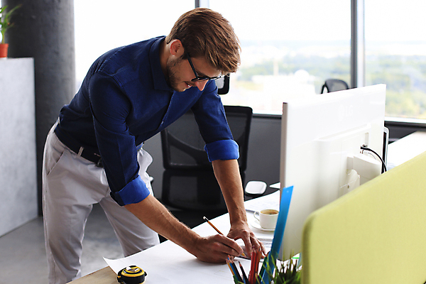포토 JPG 해외이미지 백인 라이프스타일 남자 종이 안경 비즈니스 청소년 설계 한명 서기 사람 인테리어 컴퓨터 작업 비즈니스맨 작업장 엔지니어 우아함 전문직 계획 건축가 집중 경영자 바쁨 청사진 해결 필기체 남자한명만 해외포토 서양인 직업 문자 1 디자인 잡화 산업 컨셉 모션 생활 전자제품 직장인 기술자 리더 남자만 파일형식 이미지허브