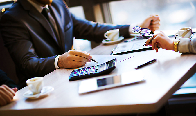 포토 JPG 해외이미지 손 남자 안경 비즈니스 회의 실내 한명 들기 상반신 성인 옆모습 아웃포커스 신체부위 계산기 비즈니스맨 소프트포커스 성인남자한명만 해외포토 1 잡화 뷰포인트 모션 문구용품 촬영기법 사람 내부 장비 직장인 남자한명만 성인남자만 파일형식 이미지허브