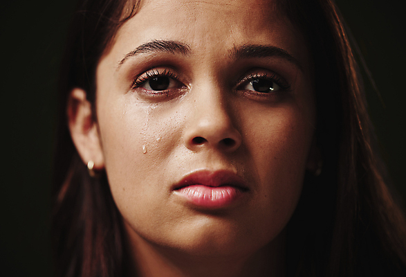 포토 JPG 해외이미지 여자 얼굴 실내 무표정 한명 근접촬영 상반신 성인 앞모습 슬픔 눈물 우울감 성인여자한명만 해외포토 1 감정 뷰포인트 표정 사람 내부 신체부위 여자한명만 성인여자만 파일형식 이미지허브