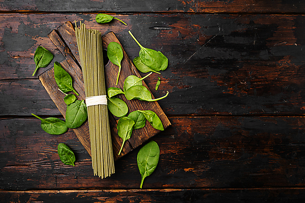 포토 JPG 해외이미지 식재료 실내 사람없음 하이앵글 시금치 나무도마 스파게티면 파스타면 나무배경 해외포토 뷰포인트 백그라운드 채소 도마 파스타 내부 목재 면류 파일형식 이미지허브