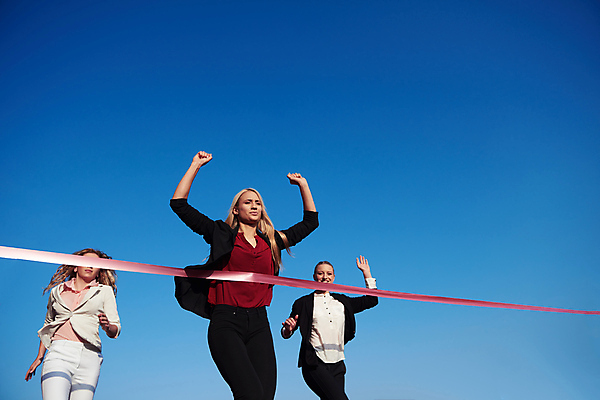 포토 JPG 해외이미지 주간 여자 하늘 상반신 성인 야외 앞모습 옆모습 세명 달리기 경쟁 만세 비즈니스우먼 골인 결승선 결승끈 성인여자만 해외포토 자연요소 뷰포인트 컨셉 비즈니스 모션 사람 직장인 여자만 성인만 파일형식 이미지허브