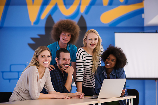 포토 JPG 해외이미지 여자 남자 비즈니스 직장 함께함 실내 여러명 상반신 성인 앞모습 옆모습 턱괴기 비즈니스맨 비즈니스우먼 동료 성인만 해외포토 뷰포인트 다수 컨셉 회사 관계 모션 사람 내부 직장인 파일형식 이미지허브