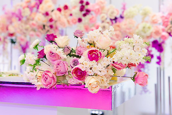 포토 JPG 해외이미지 꽃 꽃다발 결혼 탁자 결혼식 이벤트 사람없음 아웃포커스 장식 장미 파티 축하 해외포토 식물 가구 컨셉 촬영기법 파일형식 이미지허브