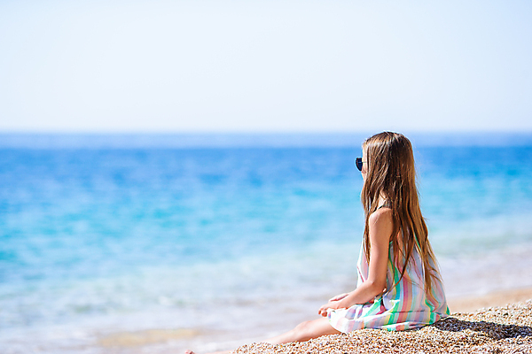 포토 JPG 해외이미지 주간 전신 여자 여유 어린이 여행 휴식 한명 앉기 해변 야외 옆모습 아웃포커스 여름휴가 바캉스 혼자 소녀한명만 혼행 혼여족 해외포토 자연요소 1 라이프스타일 감정 바다 뷰포인트 컨셉 모션 휴가 촬영기법 사람 신조어 약어 여자한명만 소녀만 파일형식 여름_계절 이미지허브