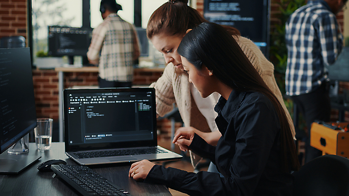 포토 JPG 해외이미지 여자 남자 실내 여러명 상반신 성인 옆모습 노트북 업무 비즈니스우먼 동료 확인 프로그래머 성인만 해외포토 직업 뷰포인트 다수 비즈니스 관계 사람 내부 전자제품 작업 직장인 파일형식 이미지허브