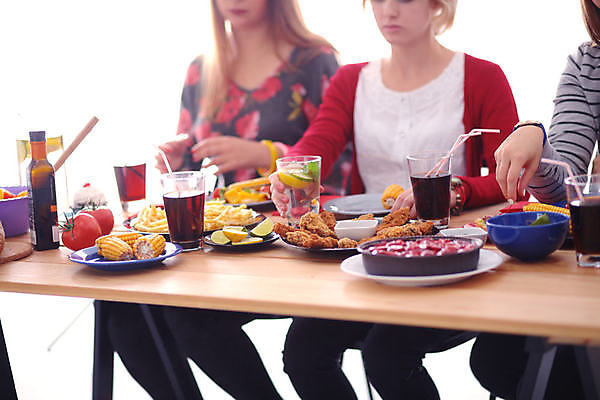 포토 JPG 해외이미지 라이프스타일 접시 여자 음료 음식 빵 채소 부분 유리 탁자 감자 옥수수 사람 두명 목재 빨간색 케이크 와인 식사 저녁식사 우정 샐러드 튀김 알코올 신선 열 정상 케첩 먹기 레몬 레모네이드 책상 후추 프랑스어 점심식사 해외포토 나무 문자 식기 컬러 가구 과일 재료 모션 재질 디저트 곡류 주류 생활 친구 소스_음식 향신료 에이드 파일형식 이미지허브