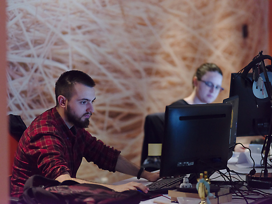 포토 JPG 해외이미지 응시 여자 남자 비즈니스 직장 실내 상반신 성인 두명 옆모습 업무 비즈니스맨 비즈니스우먼 성인만 해외포토 시선 뷰포인트 회사 사람 내부 작업 직장인 파일형식 이미지허브