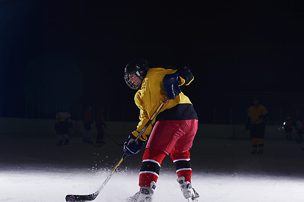 포토 JPG 해외이미지 전신 남자 검은배경 실내 한명 서기 들기 성인 옆모습 아이스하키 하키 하키채 아이스하키복 아이스하키선수 성인남자한명만 해외포토 1 뷰포인트 백그라운드 유니폼 모션 겨울스포츠 운동선수 사람 내부 구기 검은색 하키용품 남자한명만 성인남자만 파일형식 이미지허브