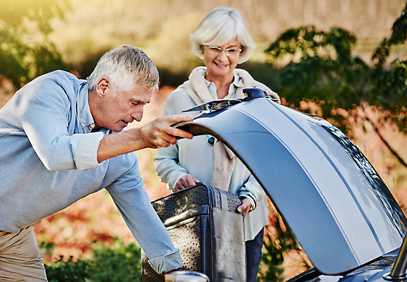 포토 JPG 해외이미지 라이프스타일 응시 여자 노년 남자 여행 자동차 자연 남편 함께함 서기 미소 성인 야외 두명 아웃포커스 노부부 잡기 아내 노인만 해외포토 부부 시선 육상교통 컨셉 모션 촬영기법 표정 사람 생활 생태계 성인만 파일형식 이미지허브