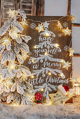 포토 JPG 해외이미지 손글씨 별 크리스마스 전구 크리스마스용품 실내 사람없음 빛 크리스마스트리 그림 감성 나무판자 별모형 해외포토 자연요소 기념일 컨셉 내부 목재 모형 용품 파일형식 이미지허브