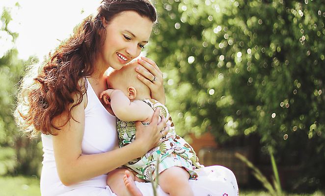 포토 JPG 해외이미지 주간 여자 딸 행복 안기 모녀 엄마 함께함 앉기 상반신 성인 야외 두명 옆모습 화목 다정 아기 여자만 달래기 해외포토 자연요소 감정 뷰포인트 컨셉 가족 모션 사람 파일형식 이미지허브
