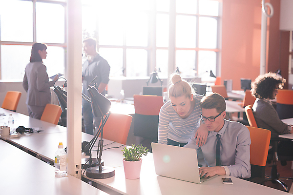 포토 JPG 해외이미지 응시 여자 남자 비즈니스 직장 실내 여러명 상반신 성인 앞모습 옆모습 빛 업무 비즈니스맨 비즈니스우먼 동료 성인만 어깨에손 해외포토 시선 뷰포인트 다수 회사 관계 모션 사람 내부 작업 직장인 파일형식 이미지허브