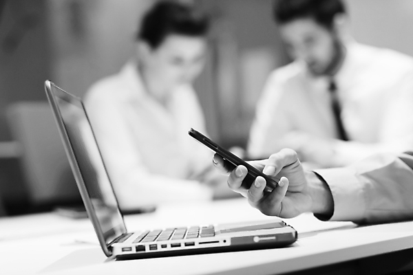 포토 JPG 해외이미지 손 여자 남자 비즈니스 회의 직장 흑백 실내 들기 상반신 성인 두명 앞모습 아웃포커스 신체부위 노트북 스마트폰 성인만 해외포토 뷰포인트 회사 모션 촬영기법 사람 내부 전자제품 핸드폰 스마트기기 파일형식 이미지허브