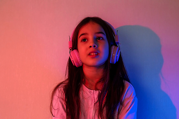 포토 JPG 해외이미지 모델 라이프스타일 교육 행복 감정 얼굴 어린이 음악 벽 분홍색 모션 휴가 갈색머리 한명 사람 파란색 보라색 헤드폰 놀람 유치원 기쁨 자유 표현 보호 작음 호기심 네온 오디오 충격 카피스페이스 해외포토 1 헤어스타일 컬러 음향기기 컨셉 문화예술 표정 생활 신체부위 전자제품 공백 크기 파일형식 이미지허브