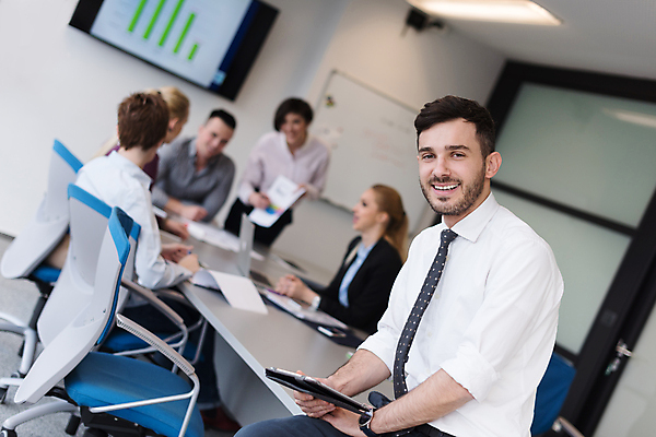 포토 JPG 해외이미지 여자 남자 비즈니스 회의 직장 실내 웃음 여러명 상반신 성인 앞모습 옆모습 아웃포커스 비즈니스맨 회의실 성인만 해외포토 뷰포인트 다수 회사 촬영기법 표정 사람 내부 직장인 파일형식 이미지허브