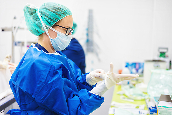 포토 JPG 해외이미지 백인 여자 실내 마스크 한명 상반신 성인 옆모습 아웃포커스 의사 준비 수술복 수술준비 성인여자한명만 안경낌 해외포토 서양인 1 안경 뷰포인트 촬영기법 사람 내부 의료진 가운 여자한명만 성인여자만 파일형식 이미지허브