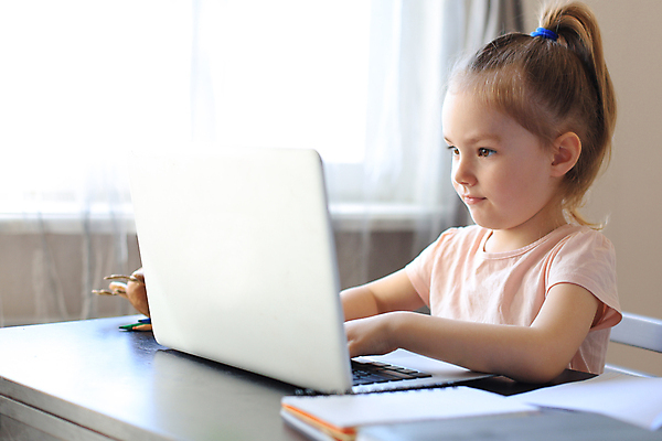 포토 JPG 해외이미지 학생 여학생 교육 행복 어린이 컨셉 인터넷 학교 수업 거리 주택 한명 미소 웃음 사람 내부 노트북 학습 스터디 컴퓨터 교사 부름 멀리 온라인 동영상 소셜 해외포토 직업 1 여자 감정 모션 표정 건물 전자제품 파일형식 이미지허브