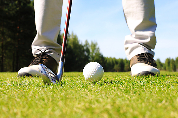 포토 JPG 해외이미지 주간 골프 발 골프장 골프공 서기 잔디 야외 신체부위 골프채 골프화 해외포토 자연요소 식물 공 스포츠시설 모션 골프용품 사람 구기 파일형식 이미지허브