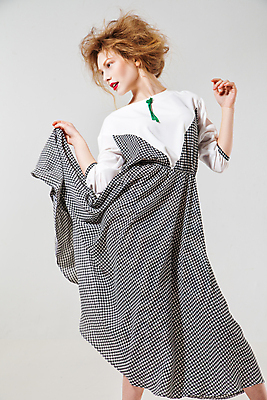 포토 JPG 해외이미지 전신 백인 모델 라이프스타일 드레스 옷 여자 포즈 모션 한명 서기 사람 성인 금발 뷰티 숫자 섹시 유행 귀여움 흰색 춤 화려 파마 고급 우아함 큼 유혹 스타일 해외포토 서양인 문자 1 헤어스타일 컬러 컨셉 문화예술 생활 크기 파일형식 이미지허브