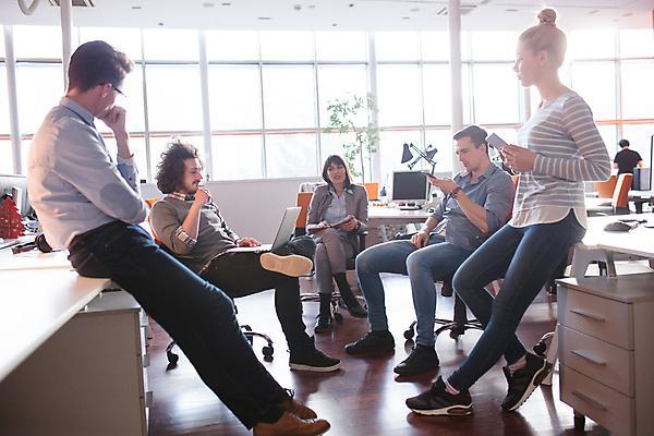포토 JPG 해외이미지 전신 여자 남자 비즈니스 회의 직장 실내 들기 앉기 여러명 성인 앞모습 옆모습 사무실 비즈니스맨 비즈니스우먼 성인만 해외포토 뷰포인트 다수 회사 모션 사람 내부 직장인 파일형식 이미지허브