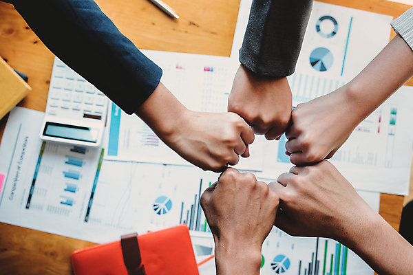 포토 JPG 해외이미지 손 비즈니스 협력 실내 신체부위 하이앵글 주먹 동료 문서 손맞댄 주먹인사 해외포토 뷰포인트 포즈 관계 모션 사람 내부 인사 파일형식 이미지허브