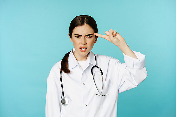 포토 JPG 해외이미지 백인 여자 실내 한명 손짓 상반신 성인 앞모습 의사 찡그림 파란배경 성인여자한명만 해외포토 서양인 1 뷰포인트 백그라운드 모션 표정 사람 내부 파란색 의료진 여자한명만 성인여자만 파일형식 이미지허브