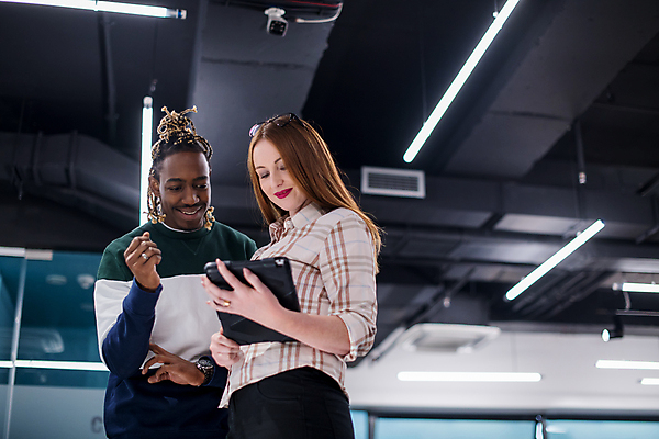 포토 JPG 해외이미지 응시 여자 남자 비즈니스 회의 직장 실내 상반신 성인 두명 앞모습 옆모습 비즈니스맨 비즈니스우먼 성인만 해외포토 시선 뷰포인트 회사 사람 내부 직장인 파일형식 이미지허브