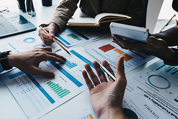 포토 JPG 해외이미지 손 비즈니스 회의 그래프 들기 신체부위 사무실 연필 펜 다이어리 계산기 업무 문서 해외포토 모션 문구용품 학용품 사람 필기구 사무용품 장비 작업 파일형식 이미지허브