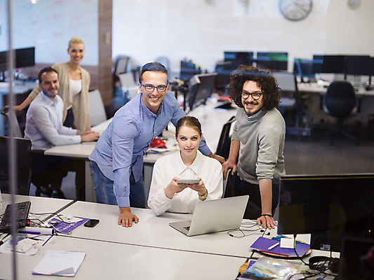 포토 JPG 해외이미지 응시 여자 남자 비즈니스 회의 직장 실내 들기 여러명 상반신 성인 앞모습 옆모습 사무실 비즈니스맨 비즈니스우먼 성인만 해외포토 시선 뷰포인트 다수 회사 모션 사람 내부 직장인 파일형식 이미지허브