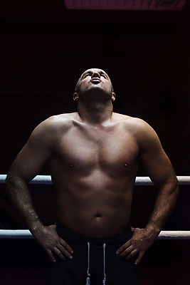 포토 JPG 해외이미지 남자 허리손 검은배경 실내 한명 상반신 성인 앞모습 권투 권투선수 고개들기 근육질 킥복싱 성인남자한명만 해외포토 1 뷰포인트 포즈 백그라운드 모션 근육 운동선수 사람 내부 검은색 격투기 몸매 남자한명만 성인남자만 파일형식 이미지허브