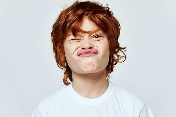 포토 JPG 해외이미지 서양인 남자 어린이 실내 윙크 한명 소년 상반신 앞모습 찡그림 흰배경 소년한명만 해외포토 외국인 1 뷰포인트 백그라운드 표정 사람 내부 흰색 남자한명만 소년만 파일형식 이미지허브