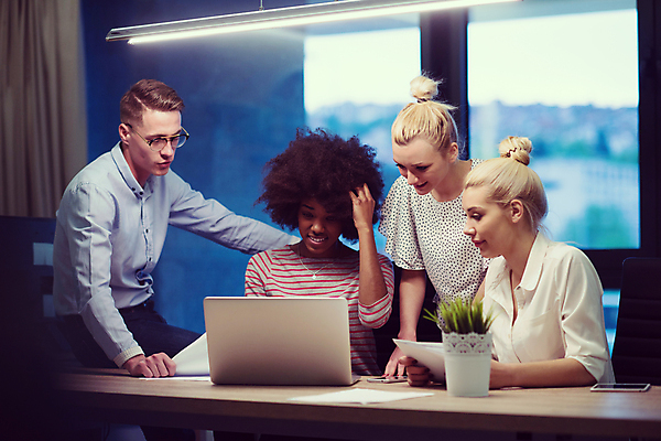 포토 JPG 해외이미지 응시 여자 남자 비즈니스 회의 직장 실내 여러명 상반신 성인 앞모습 옆모습 노트북 비즈니스맨 비즈니스우먼 성인만 해외포토 시선 뷰포인트 다수 회사 사람 내부 전자제품 직장인 파일형식 이미지허브