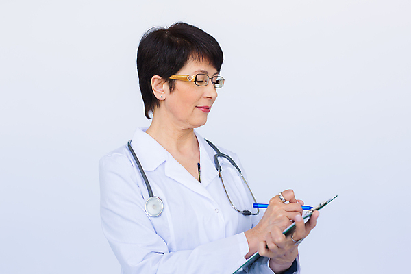 포토 JPG 해외이미지 백인 여자 중년 실내 한명 들기 상반신 옆모습 의사 기록 흰배경 서류판 중년여자한명만 안경낌 해외포토 서양인 1 안경 뷰포인트 백그라운드 모션 사람 성인 내부 사무용품 의료진 흰색 여자한명만 중년여자만 파일형식 이미지허브