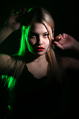 포토 JPG 해외이미지 백인 모델 헤어스타일 드레스 얼굴 한명 사람 성인 금발 뷰티 섹시 유행 검은색 어둠 흰색 화려 우아함 스타일 해외포토 서양인 1 옷 컬러 컨셉 신체부위 파일형식 이미지허브